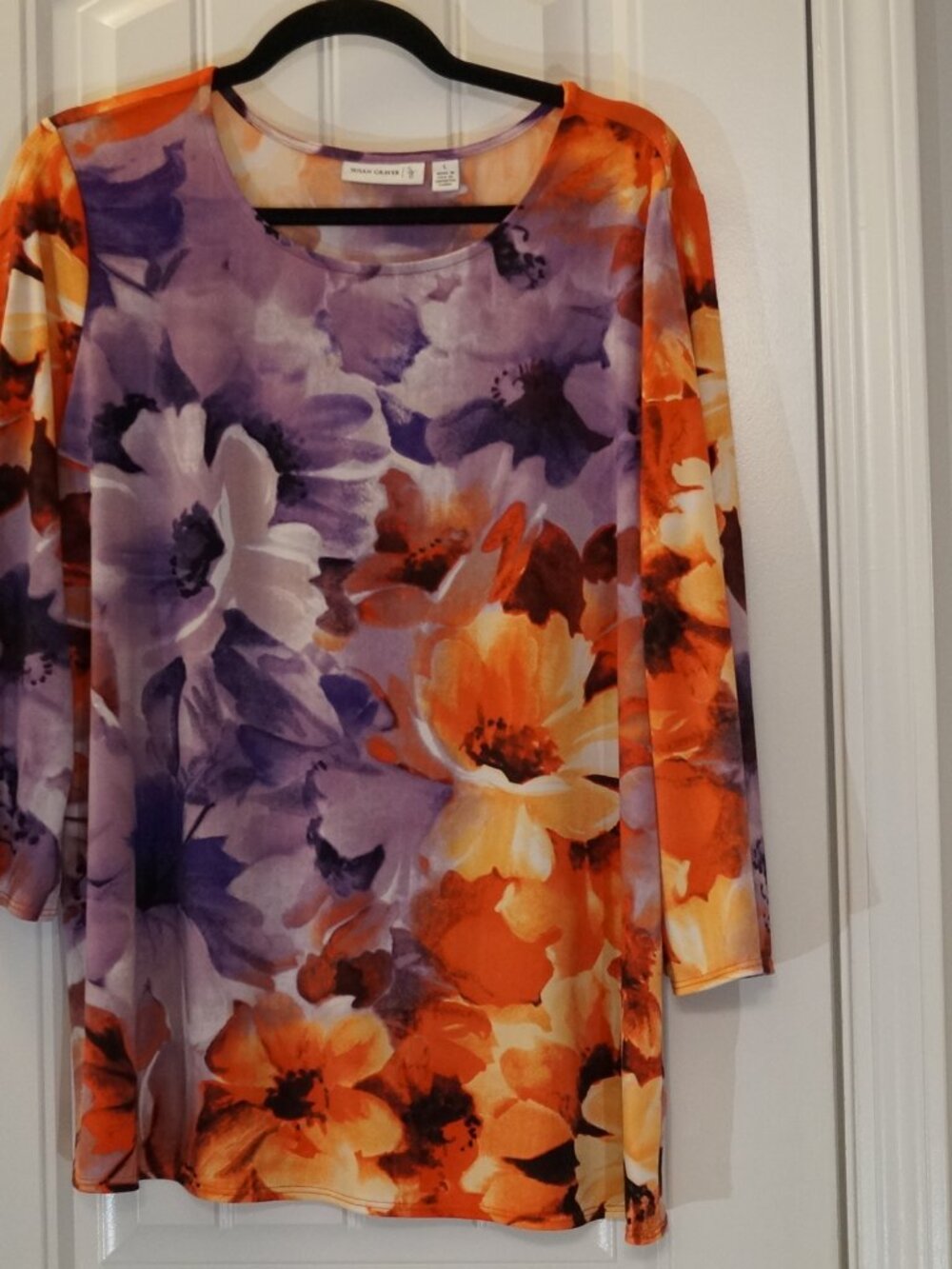 Susan Graver Liquid Knit Printed Top w/slit sleeve button Detail Size L